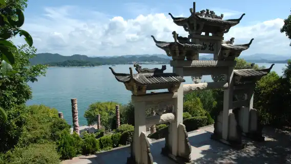 千島湖中心湖區+梅峰島+月光島+西南湖區一日遊【夢想號遊船】