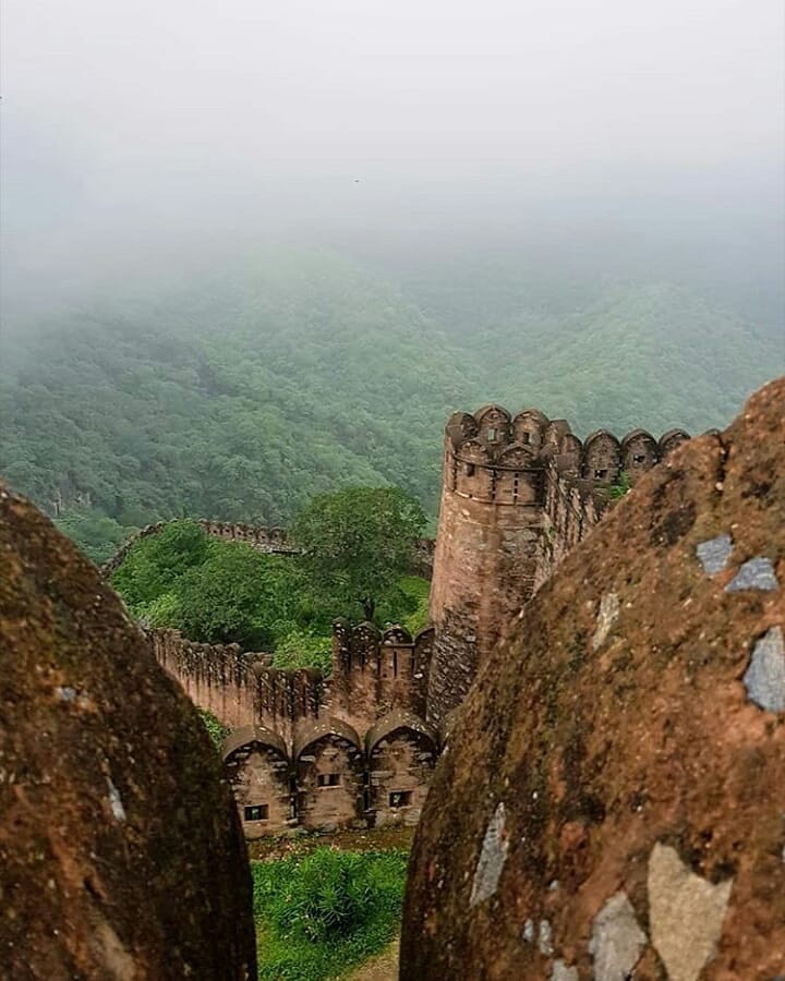 Kumbhalgarh Fort is perhaps the most popular tourist destination in Kumbhalgarh(India). High up on orange-ish hills, Kumbhalgarh Fort really is a vision and a photo opp in sunlight. Its worth is testified by being a driving force behind the UNESCO heritage status award. It was built by Rana Kumbha over 4 centuries, and is Mewar in fortification. It also has light shows in the evening, and has inspired major folk literature in the country. #givethanks #travelinspiration #couplestrip #historicallandmarks  #worldheritage #scenicspotguide  #newyearstrip 
#givethanks