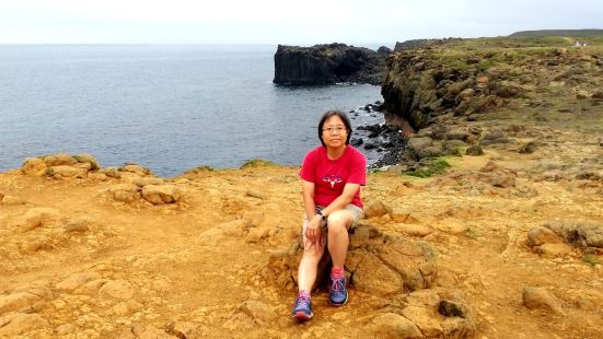 鯨魚洞，一個特色之海蝕景區，位於台灣外澎湖本島之上，有公車