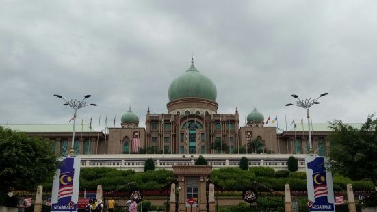 首相府建议和水上粉红清真寺和太子城广场一起游玩，首相府是马来