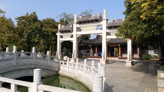 丰湖书院，位於广东惠州西湖之丰湖半岛之中，原建於宋代，後数歴