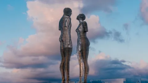 Ali & Nino Statue attraction in Georgia