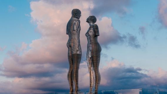 Ali & Nino Statue