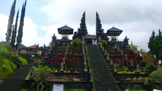布撒基寺始建于11世纪初，是巴厘岛最古老、面积最大的印度教寺