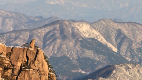在黄山北海景区的狮子峰前面，有一活灵活现的石独自蹲坐于峰顶，