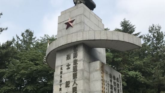 致敬英雄   感恩生活辽东解放纪念塔，坐落于风景秀丽的锦江山