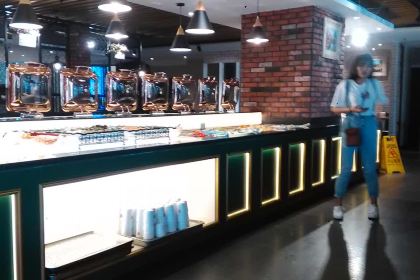 Shengshijingdianniupai·oushangcanyin (baolongchengshiguangchang)