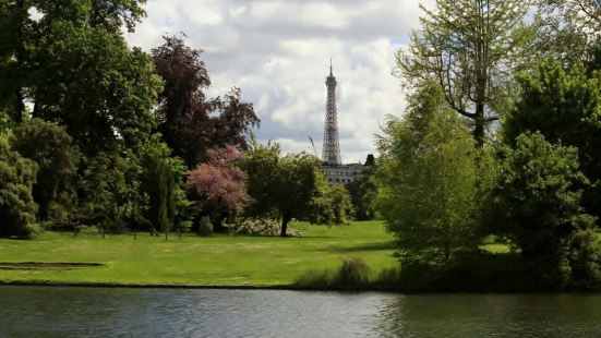巴黎的马可波罗公园是一处有山有水有树林的城市森林公园，这里有