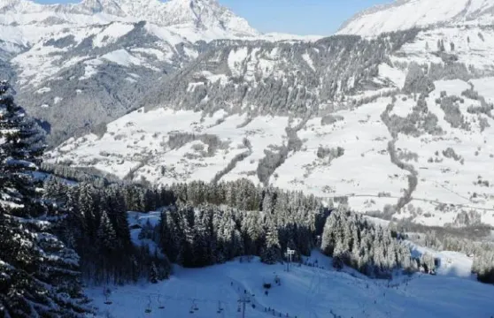 埃瑟特慈 - ULVF 假日酒店