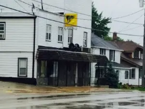 Tom's Bar and Grill