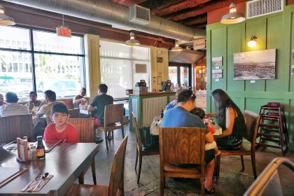 Highway Inn Kaka'ako