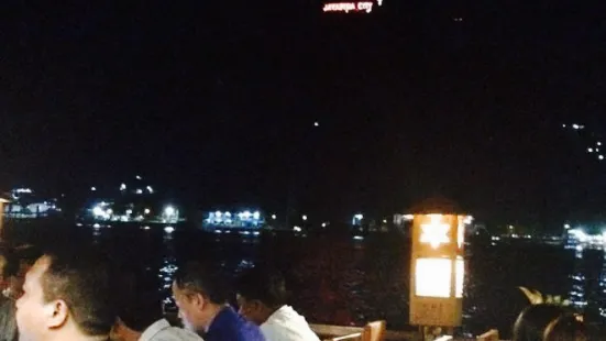 Duta Cafe Lesehan Atas Laut