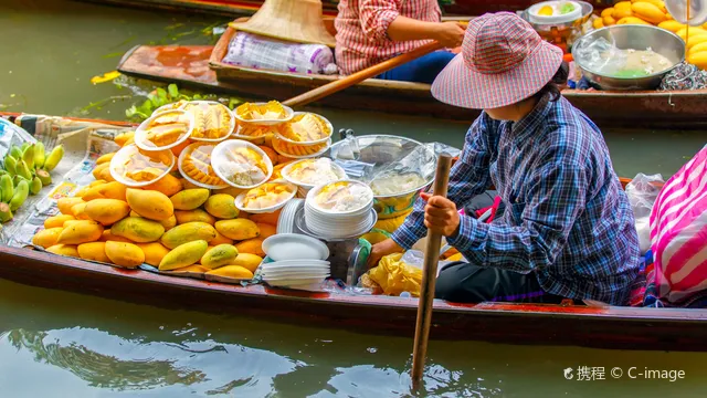 Damnoen Saduak Floating Market