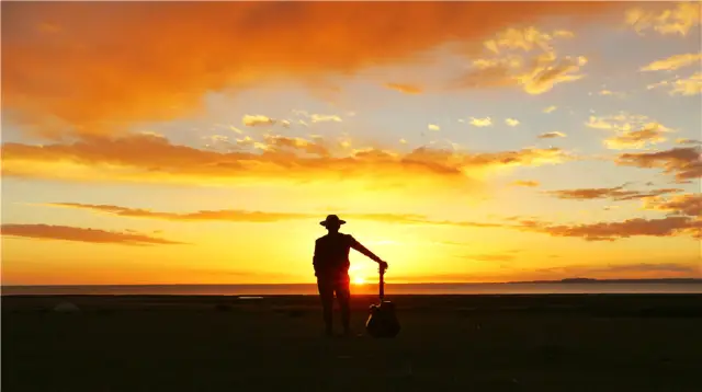 Sunrise Sightseeing at Qinghai Lake