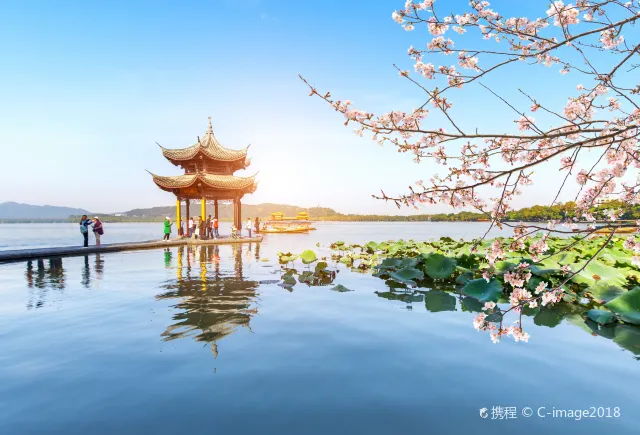 西湖湖畔亭台與春日花景
