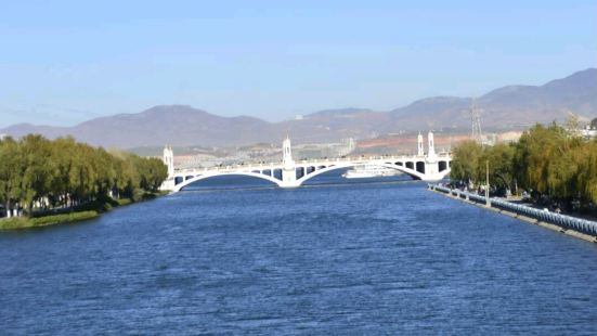大理下关西洱河上的一座重要桥梁，黑龙桥远看如是一座普通的石拱