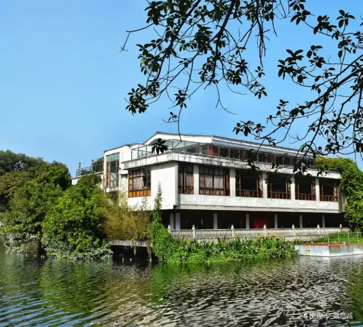 Hotels near Liwan Lake Park