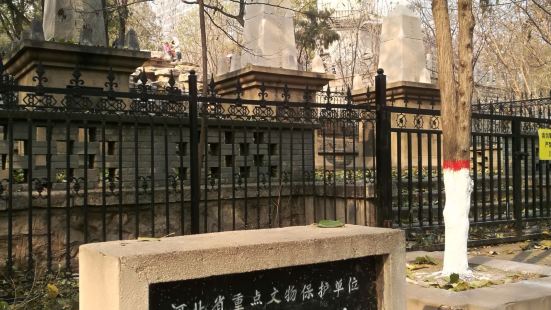 吳祿貞墓位於省會長安公園假山的半山腰，吳祿貞烈士1911年積