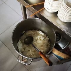 带皮小黄牛过桥米线 여행 사진