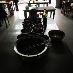 带皮小黄牛过桥米线 여행 사진