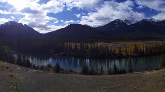 硫磺山（Sulphur Mountain）是位于加拿大阿尔伯