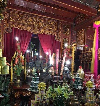 Bach Ma Temple