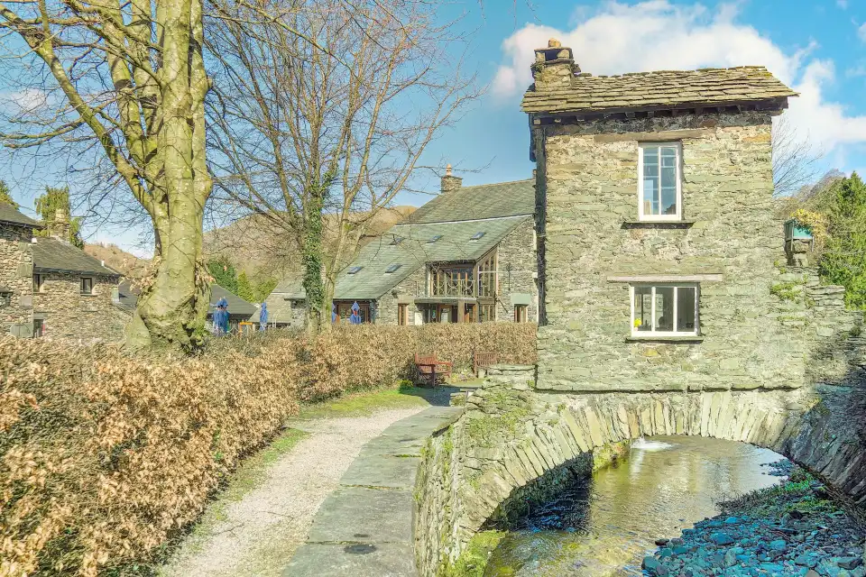 1_The Bridge House