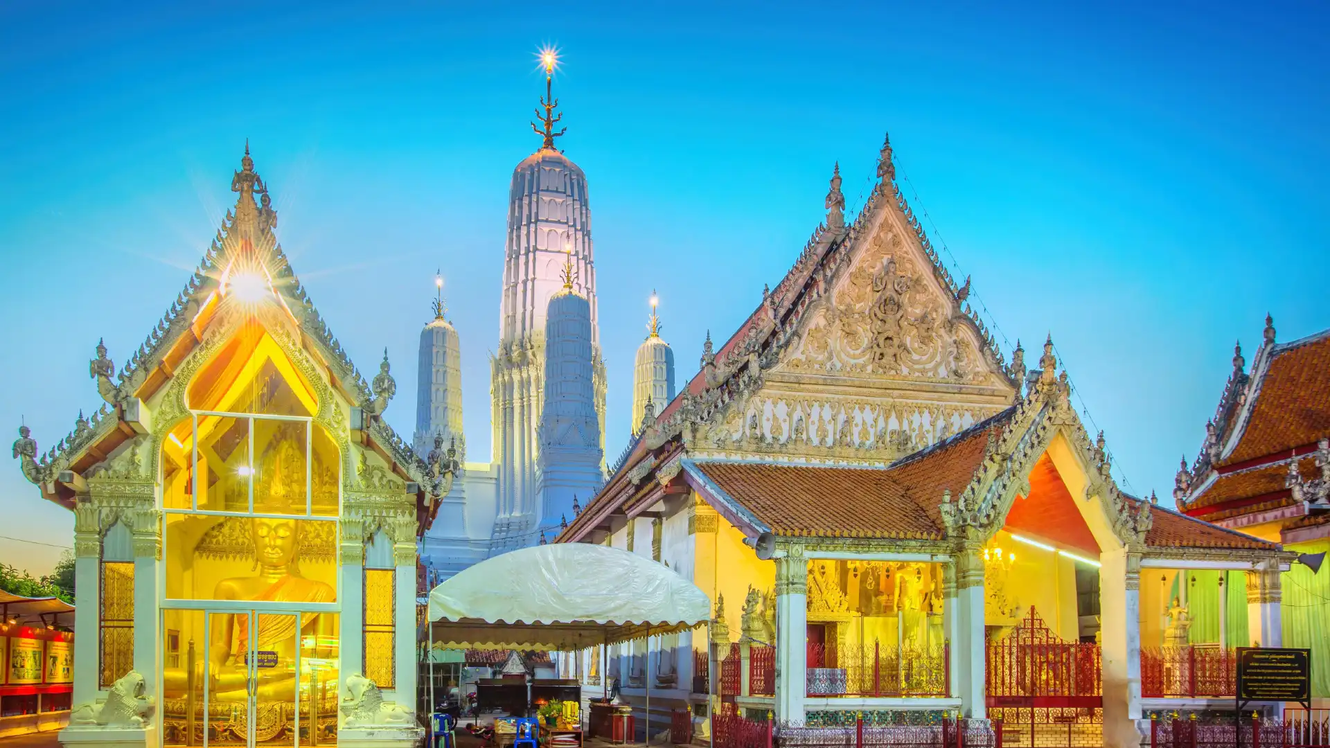 Hotels near Wat Mahathat Worawihan