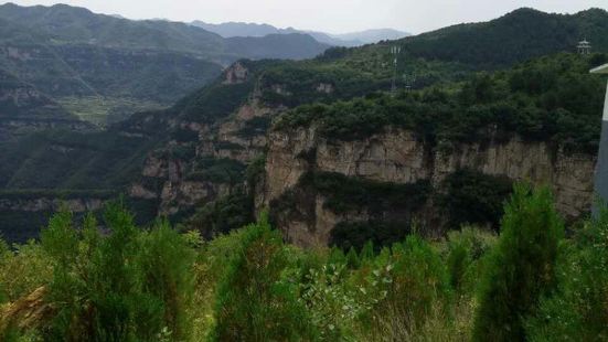 自然景观奇险壮丽，谷中山高峰险，峭壁林立，飞瀑流湍，潭清水深