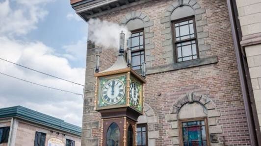 蒸汽钟也是一个很有意思的地方，蒸汽都是经常可以看到喷发的烟雾