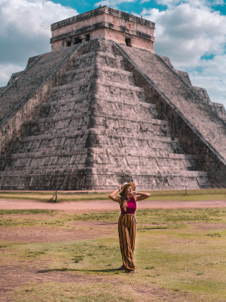 私の3番目の世界の不思議：チチェン・イッツァ
私の3番目の現代の世界の不思議：ユカタン（メキシコ）の荒野にあるマヤの工学と建築の傑作。エル・カスティーヨは確かにチチェン・イッツァのシンボルであり、本物のカレンダーとして建てられました。
春分と秋分の日には、太陽が沈み太陽が昇ると、ピラミッドの角に羽毛のある蛇の形をした影、ククルカンが映ります。手をたたくと、階段（45度傾斜）に打ち付けられる音が極楽鳥の詩を再現し、儀式の間、マヤの王はピラミッドの角に沿って血を流して雨の神を地上に呼び寄せました。
ここで感じられる感覚は本当に強烈で、言葉で説明するのは難しいエネルギーですが、これらの写真で少しでもその感覚を感じていただければ幸いです。
私たちは2月にこのマヤの遺跡を訪れましたが、ジャングルの気温は本当に高かったです。たくさんの水を持参し、日中の中心時間帯は避けるようにしましょう。マヤのガイドと一緒に訪れることをお勧めします。ガイドの言葉にきっと魅了されるでしょう。
それまでの間、私が次に訪れる世界の不思議がタージ・マハルだったらいいのですが、あなたはどちらを選びますか?
#awesomepic #mexico #couplestrip #historicallandmarks #worldheritage