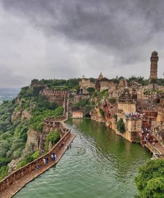 Heroism, valour, sacrifice, devotion… Chittorgarh Fort (India) stands as a literal representation of the virtues of the Rajput kings and queens. This beautiful, extensive structure is the most popular fort of Rajasthan. The fort has seven gateways that one has to pass through to get in, along with the numerous water pools in the vicinity of the fort, which is vastly spread over 700 hectares. #givethanks #travelinspiration  #historicallandmarks #worldheritage  #newyearstrip 
#givethanks