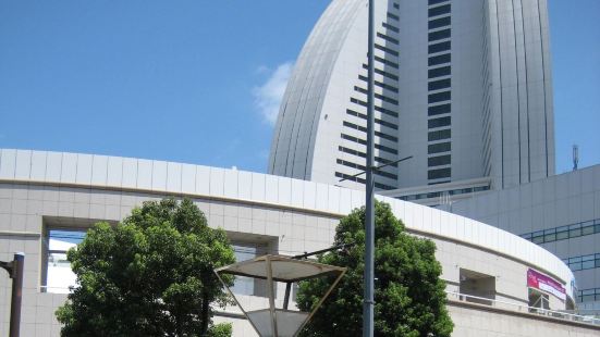 矗立在横滨港的海岸边，商业街走到底就是，外形是比较特别的帆船