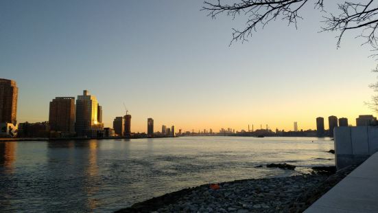 曼哈頓東河海濱位於紐約曼哈頓下城區南部，曾是曼哈頓最重要的交