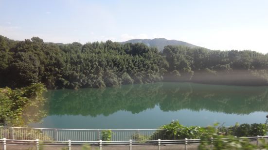 从名古屋坐JR到高山的途中经过长良川，河水清澈见底，特别是在