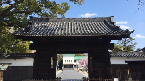 几乎没有游客和香客的一个寺庙，离德川园大约一公里远。其实来看