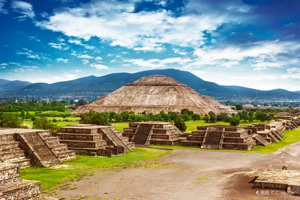 Hotels near Pyramid of the Sun