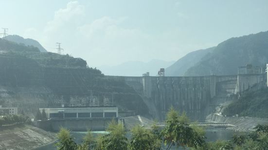 清江画廊的江水就是因为这个大坝才整体抬高这么多的，乘坐巴士的