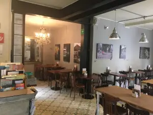 Alverre Cafe & Bistro