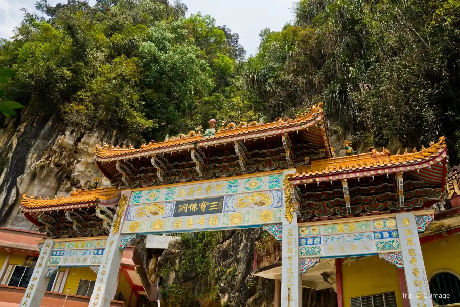 Sam Poh Tong Temple