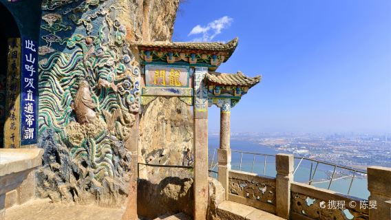 ＜貸切チャーター＞昆明市内半日観光　大観公園、西山龍門石窟、華亭寺＜ホテル送迎/日本語ガイド／1名出発／昆明発＞