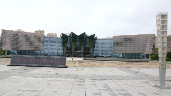 大庆石油科技馆位于大庆油田有限责任公司正对面，科技馆里面参观