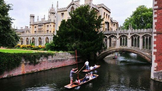剑桥位于伦敦北部约80公里处，因剑桥大学闻名。大学拥有31个