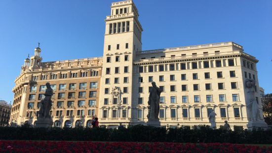酒店的位置很不错，出门右手步行10分钟左右就能到达加泰尼罗亚