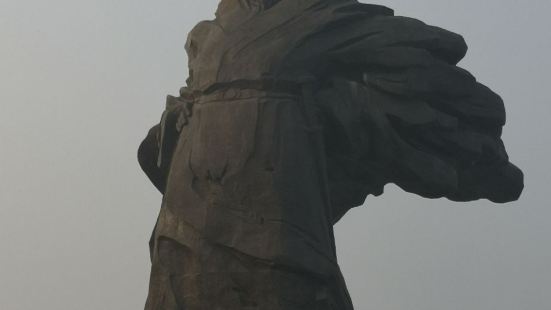 大汉，大气。一入景区就是高42.6米的铜铸刘邦像，意味着汉朝
