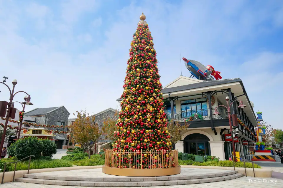 1_Disney Town
