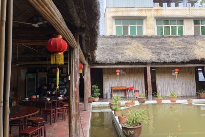 进山草堂茅草屋