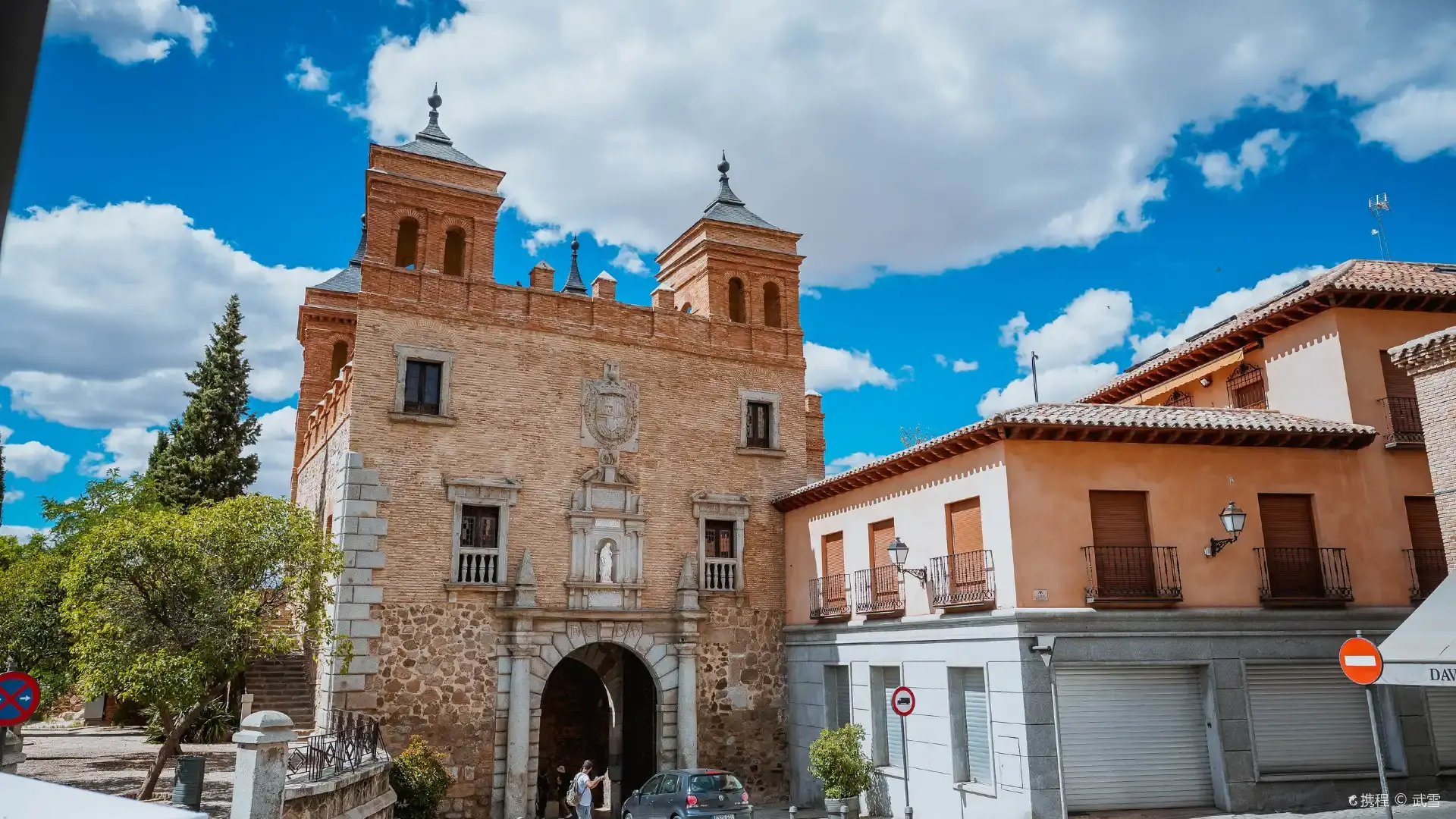 Hotels near Puerta del Cambron