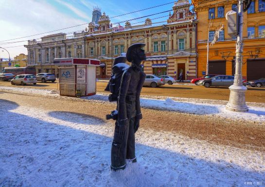 Monument to tourist
