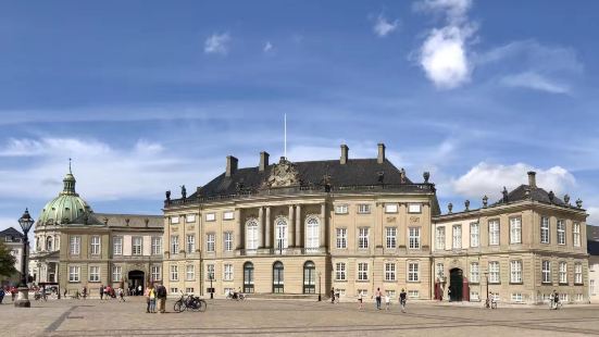 皇宫广场是哥本哈根最重要的广场了，哥本哈根最重要的两条街道在